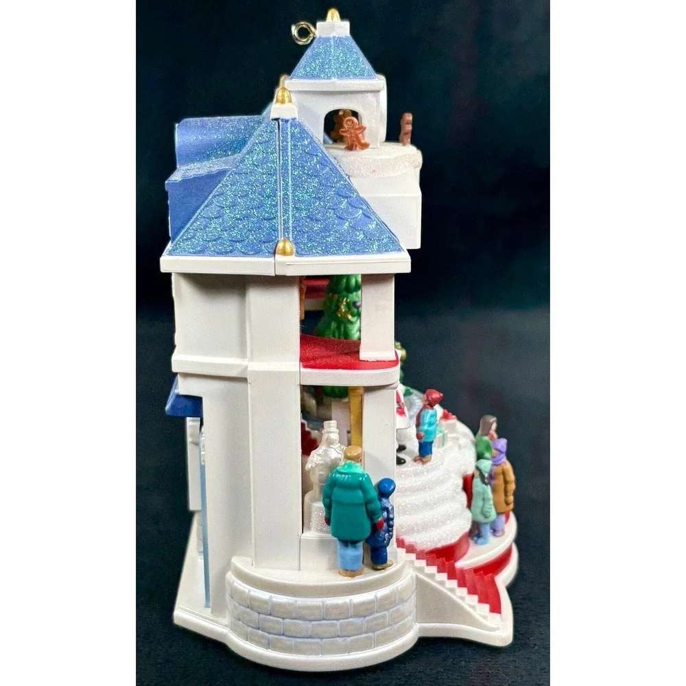 Hallmark 2011 Keepsake Magic Ornament SANTA COMES TO TOWN Light Sound Motion Box